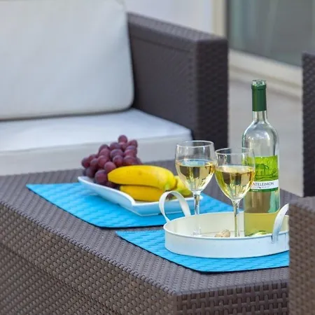 Crystal Sea “with Jacuzzi Hot Tub” 117 פרוטאראס