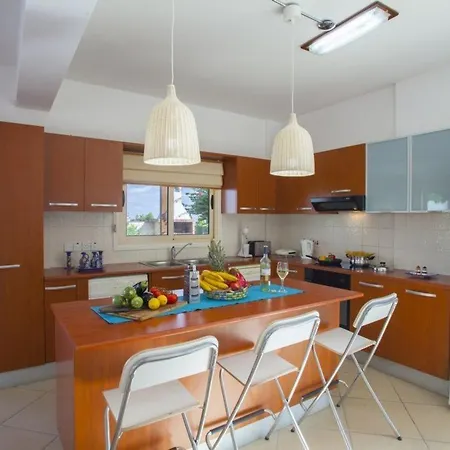 Crystal Sea “with Jacuzzi Hot Tub” 117 וילה